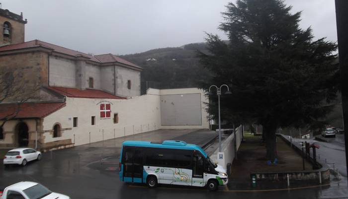 Zumaia-Zestoa autobus linearen Aizarnazabalgo geltokia plazara lekualdatu dute
