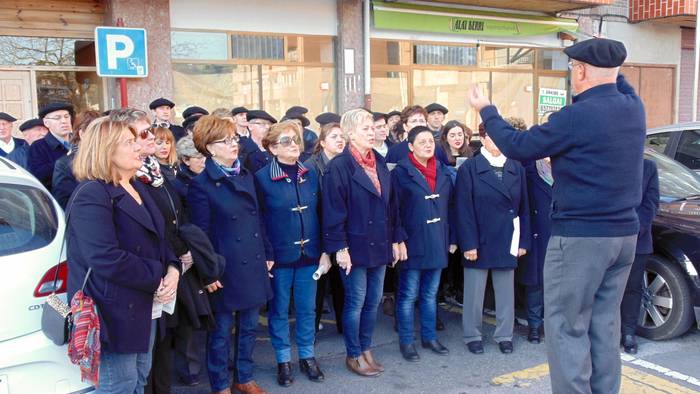 Caritasen aldeko diru bilketa egingo du Gabon Koruak