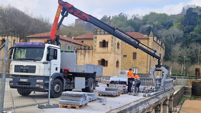 Munoako balaustrada desmuntatzen hasi dira