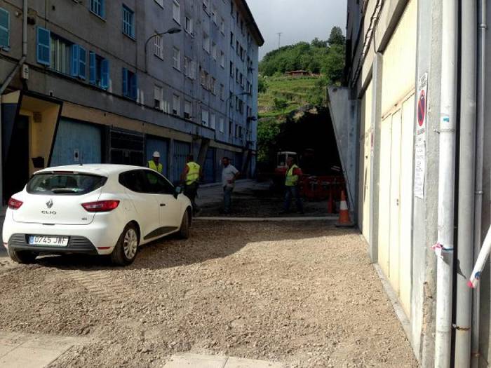 Abian dira Azpeitiko Soreasu auzoko 2 eta 5 etxe atarien arteko kalea eraberritzeko obrak