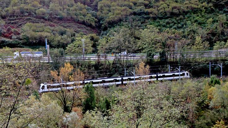 Sinadura bilketa hasi dute Eibar eta Zumaia arteko tren zerbitzua handitzeko