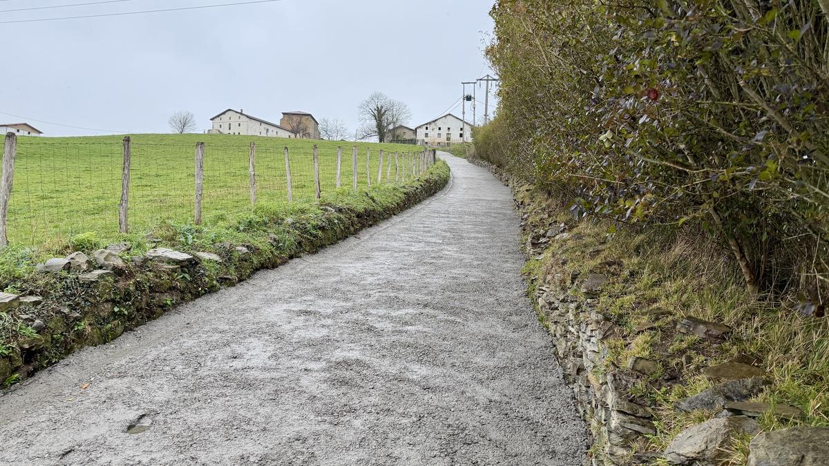 Askizuko herri bidea zaharberritu du Getariako Udalak