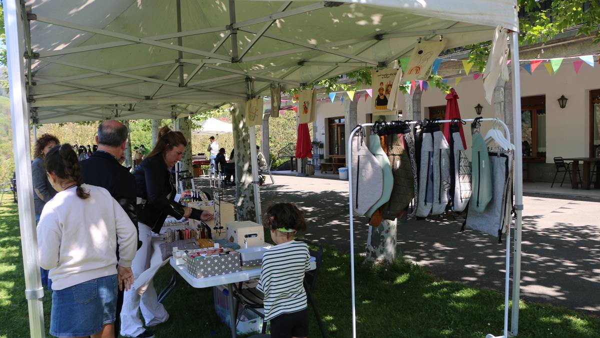 Artisauen postuak, umeentzako tailerrak eta zuzeneko musika emanaldiak izango dira asteburuan, Lajan