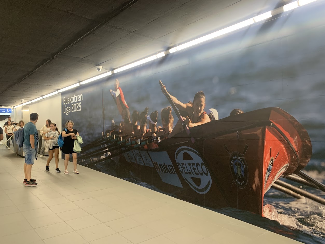 Saregileen argazki erraldoia jarri dute tren geltokian