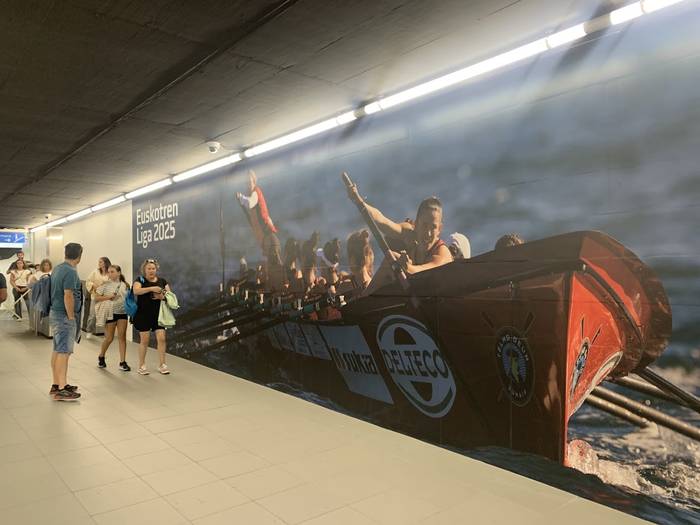 Saregileen argazki erraldoia jarri dute tren geltokian
