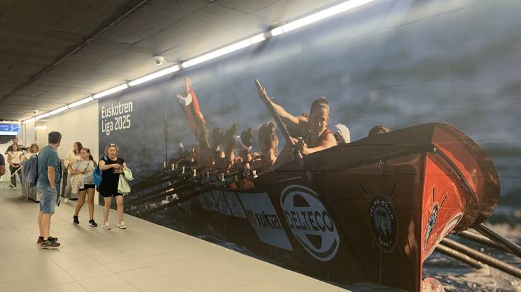 Saregileen argazki erraldoia jarri dute tren geltokian