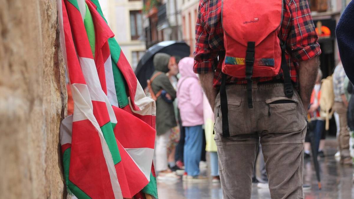 Dena prest '1975. Txiki Otaegi' emanaldi ibiltarirako - Zarautz | Zarautz Guka
