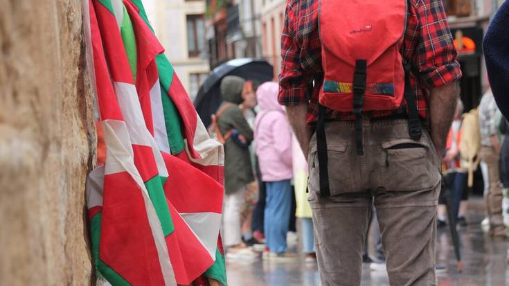 Dena prest '1975. Txiki Otaegi' emanaldi ibiltarirako