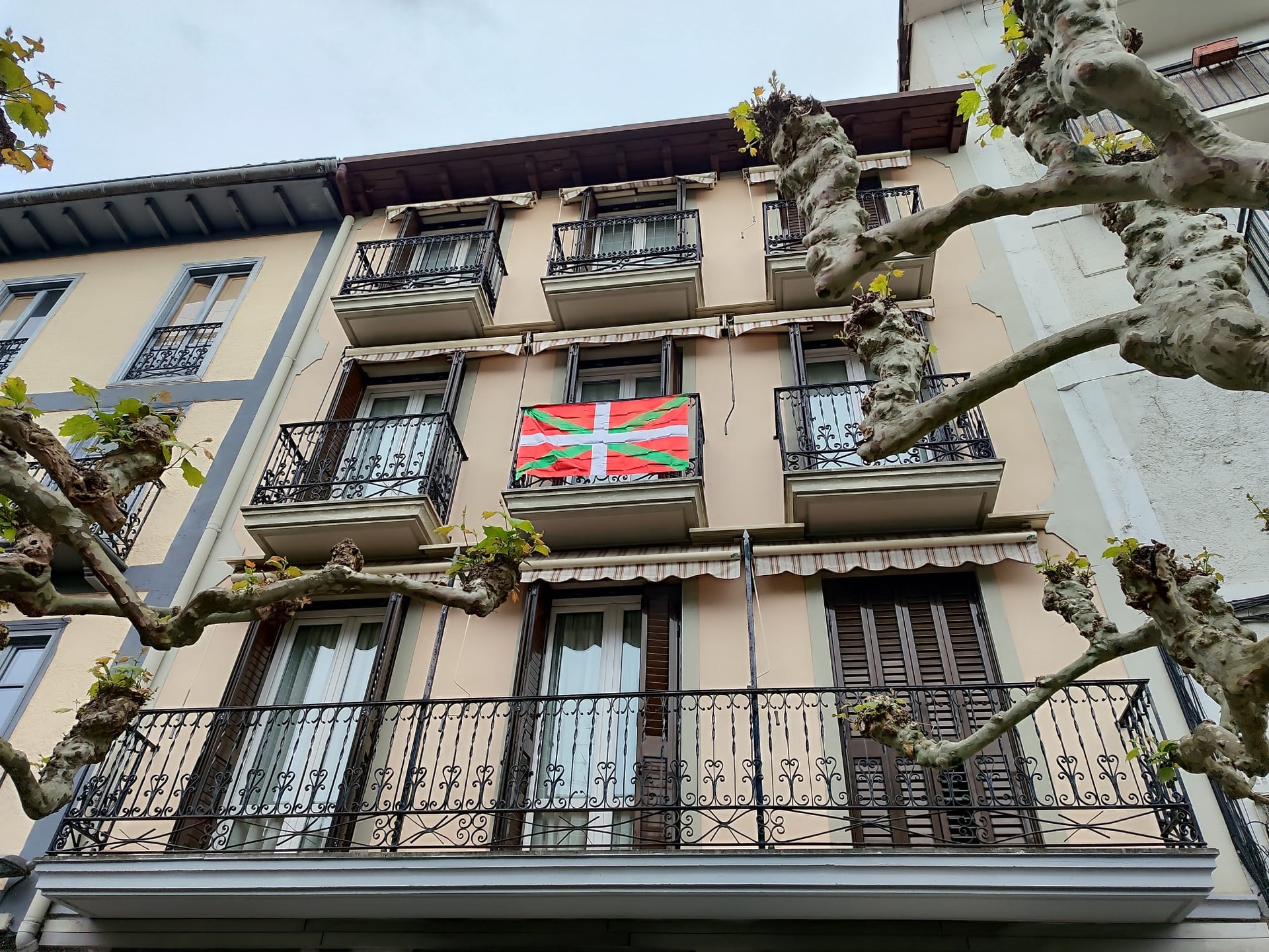 Aberri Egunean, ikurrinak eta Nafarroako banderak atera dituzte balkoietara