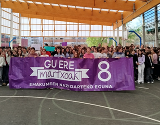 Emakumeen eskubideak aldarrikatu dituzte herriko bi ikastetxeek