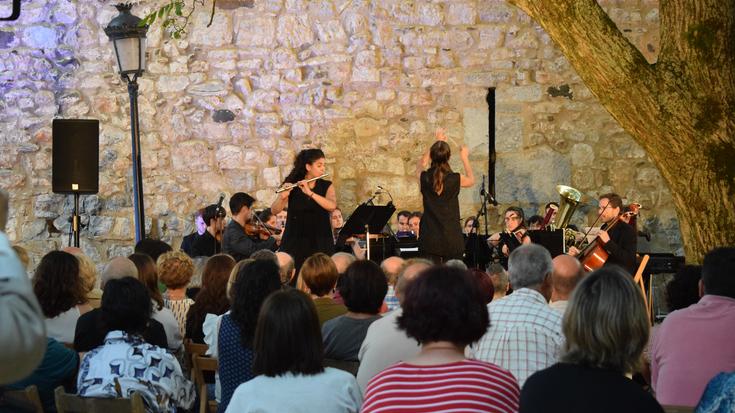 Easo Sinfoniettaren doinuek hartu dute Enparan Dorretxearen atzeko zelaia