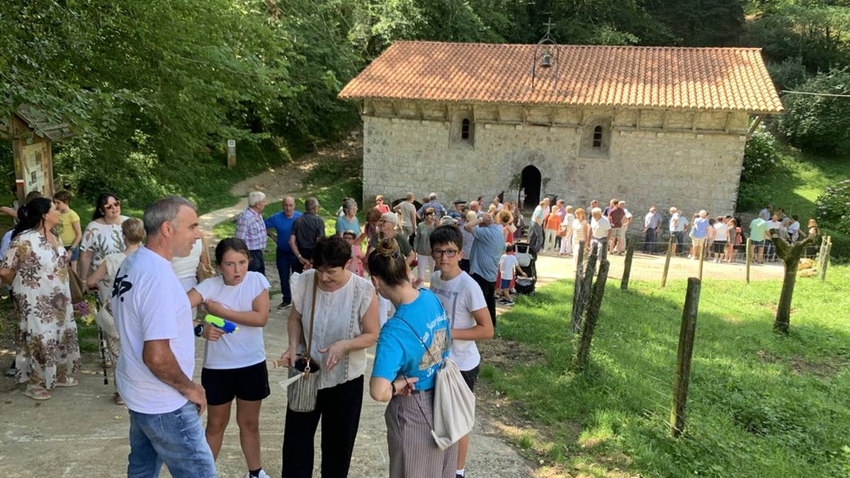 Beroa ez da eragozpen Iturriotzen San Joan egunaz gozatzeko
