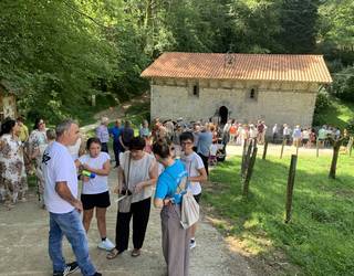 Beroa ez da eragozpen Iturriotzen San Joan egunaz gozatzeko