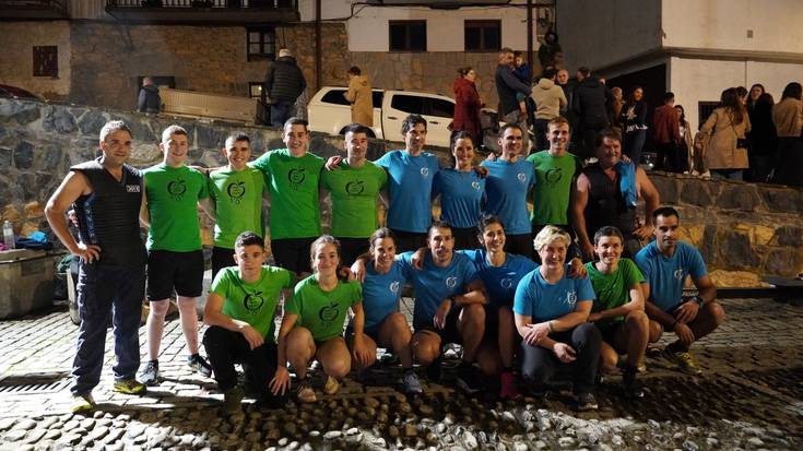 Pareko ibili dira gurasoak eta ez gurasoak Errezilgo herri kirol erronkan