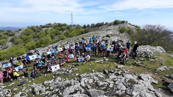 140 lagun inguru elkartu dira herriko tontorretan, Sareren deialdiari erantzunez