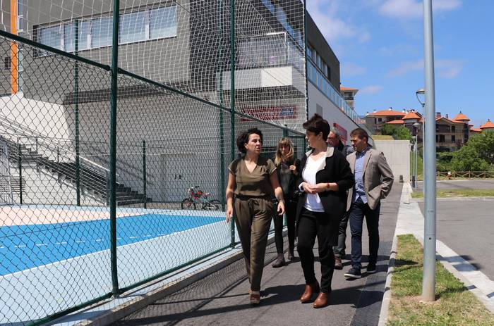 Ainhoa Aizpurua foru diputatua Aiako alkate Nekane Arrizabalagarekin bildu da Aian