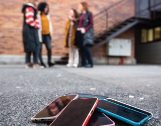 Gaztetxoei sare sozialetarako sarrera mugatu bai, eta nola?