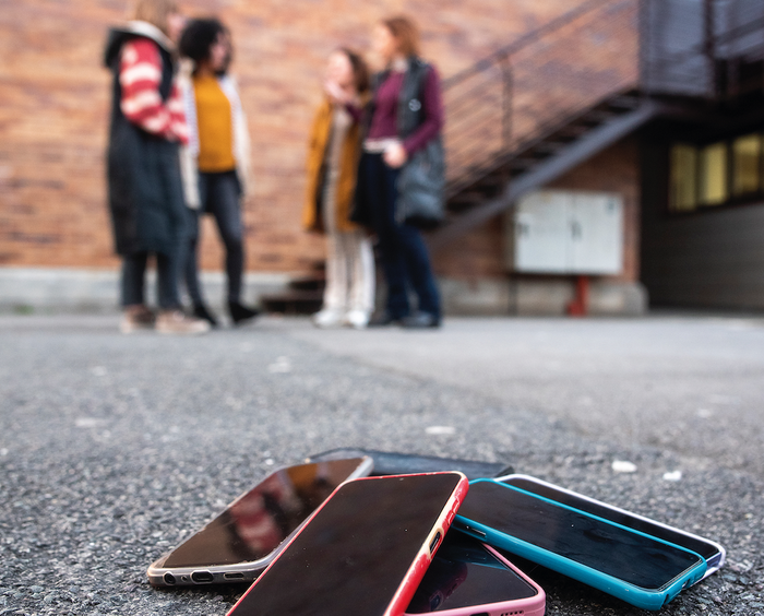 Gaztetxoei sare sozialetarako sarrera mugatu bai, eta nola?