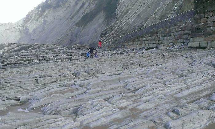 IRUDIA: Itzurungo hondarra eraman du denboraleak