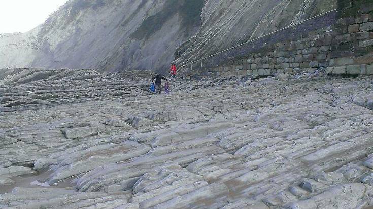 IRUDIA: Itzurungo hondarra eraman du denboraleak