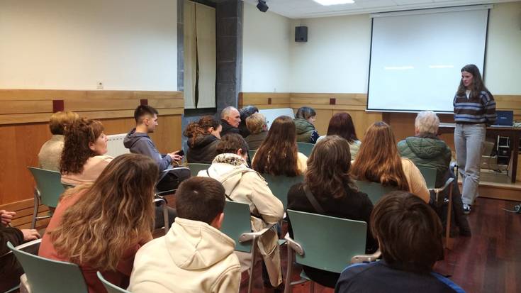 'Euskaldunak: etxean arrotz' dokumentala aurkeztu du Urdalletak Errezilen