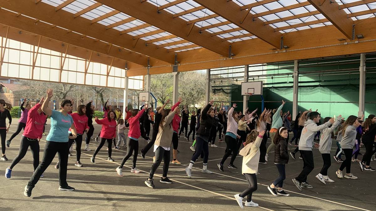 Zumba saioa antolatu dute Zumaian, minbizia duen Arroabeko haur bati ekartasuna adierazteko
