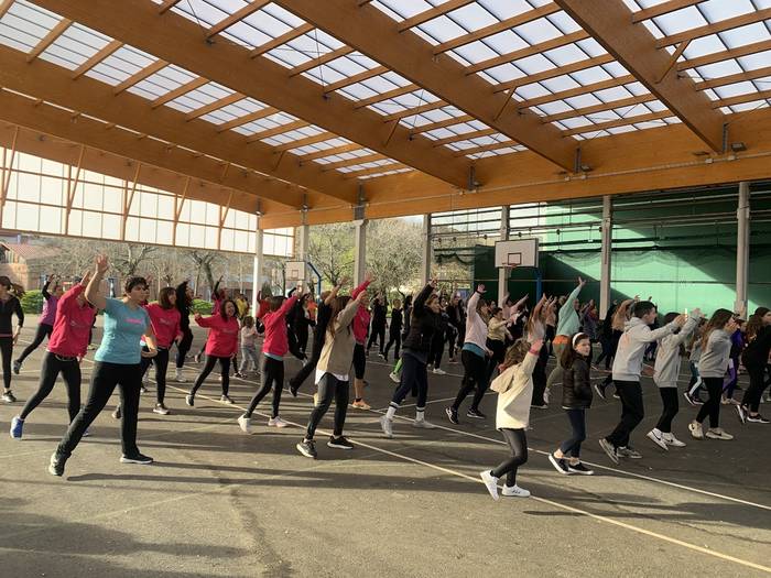 Zumba saioa antolatu dute Zumaian, minbizia duen Arroabeko haur bati ekartasuna adierazteko