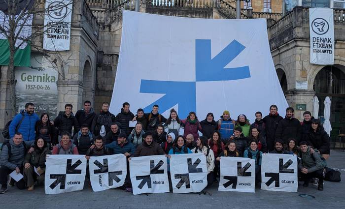 Ehun zumaiar inguru, atzo Gernikan egindako Etxera trail lasterketan eta mendi martxan