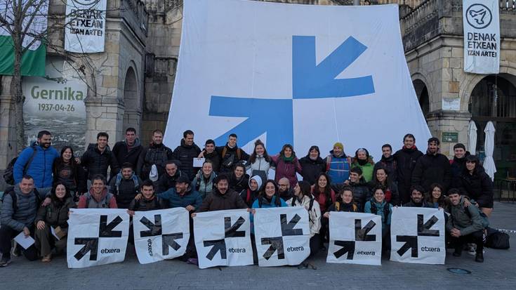 Ehun zumaiar inguru, atzo Gernikan egindako Etxera trail lasterketan eta mendi martxan