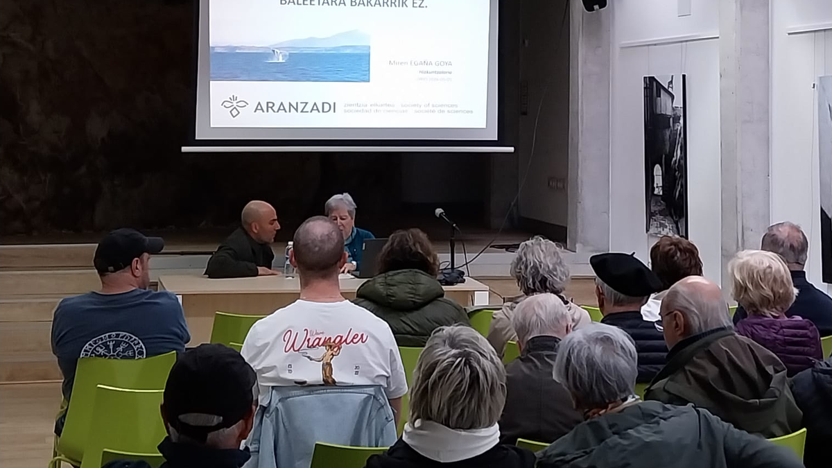 Salatxo aretoan bildutako herritarrek adi-adi entzun dituzte Miren Egaña etnografoaren azalpenak