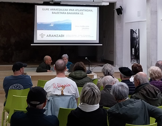 Salatxo aretoan bildutako herritarrek adi-adi entzun dituzte Miren Egaña etnografoaren azalpenak