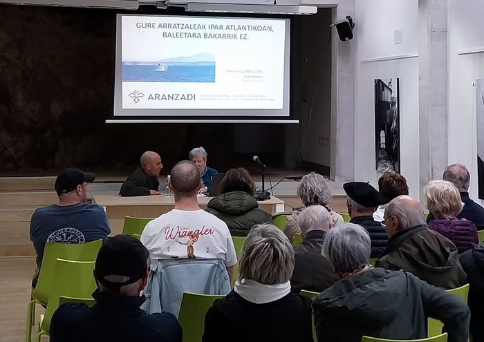 Salatxo aretoan bildutako herritarrek adi-adi entzun dituzte Miren Egaña etnografoaren azalpenak