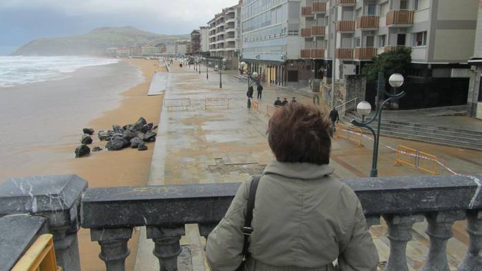 Zarauzko itsas pasealekua babesteko larrialdiko konponketak hasi dituzte