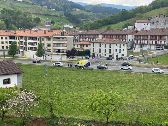 Txirrindulari bat auto batek harrapatu du, eta beste bat bizikletatik erori da