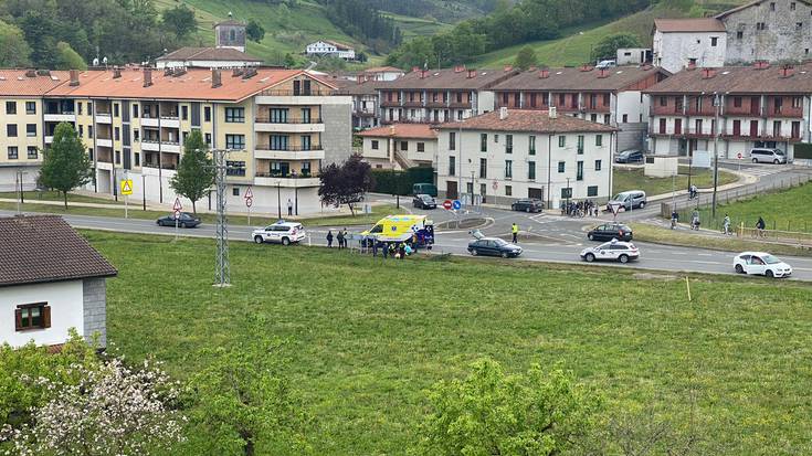 Txirrindulari bat auto batek harrapatu du, eta beste bat bizikletatik erori da