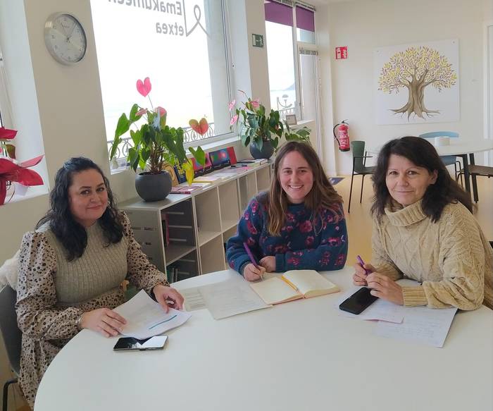 Emakume etorkinentzako topaketa taldeak sortu dituzte