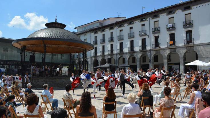 Musikaz eta dantzaz bete dute plaza Luis Beltza eskolako eta Juan Antxietako ikasleek