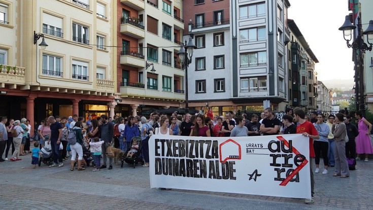 Etxebizitza eskubidearen alde eta espekulazioaren aurka egiteko batu dira herritarrak