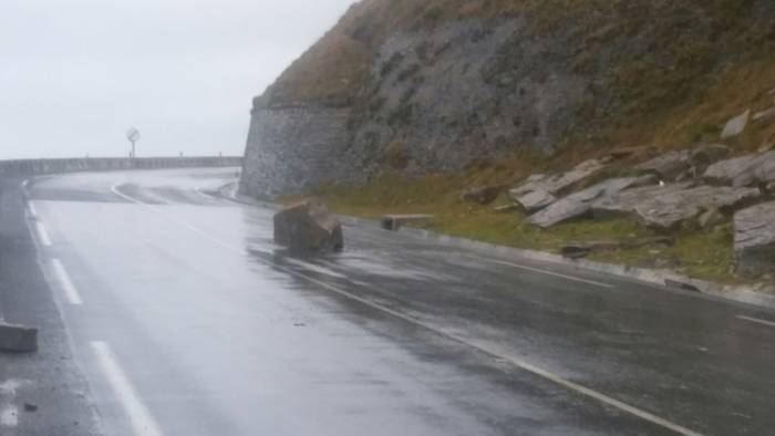Trafiko motela Zumaia eta Getaria artean, harri bat errepidera erori delako 