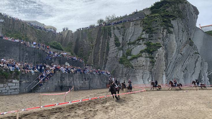 Zozketa egin du Motxanekuak Itzurungo zaldi lasterketekin batera