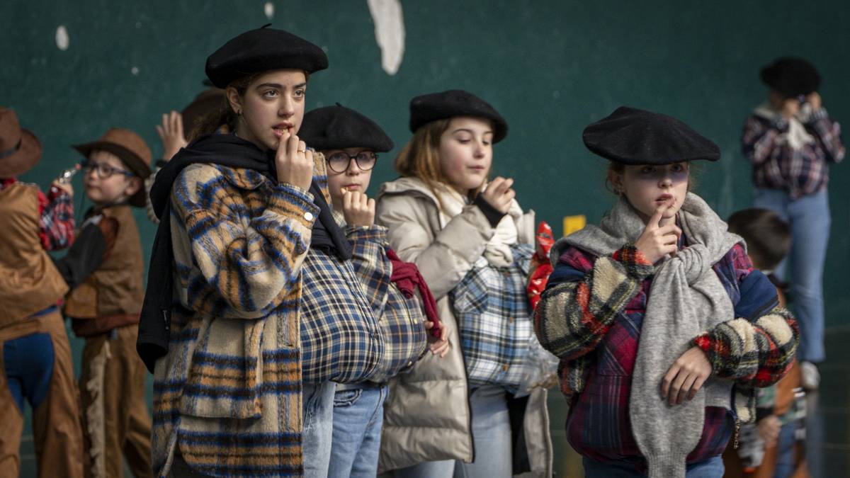 Musika, dantza eta mozorro koloretsuak Aizarnazabalgo inauterietan