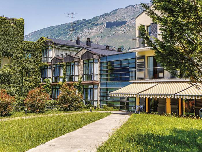 COVID-19aren agerraldiak tarteko, neurriak zorroztu dituzte egoitzetan