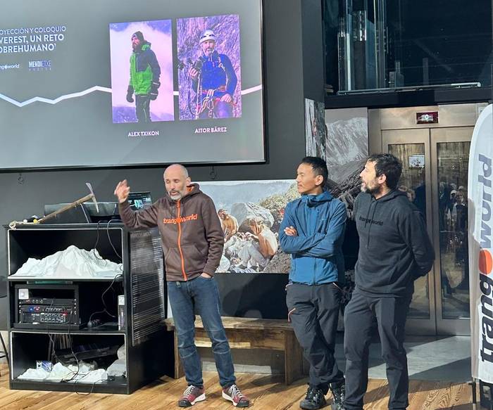 Everesti buruzko ikus-entzunezkoarekin hasi dute Trangoworld Astea Mendietxen