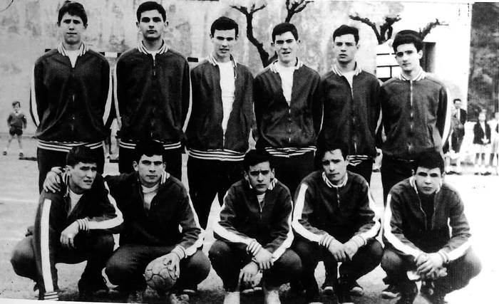 Herriko lehen eskubaloi taldea da apirileko Zarautz Guka aldizkariko protagonistetako bat