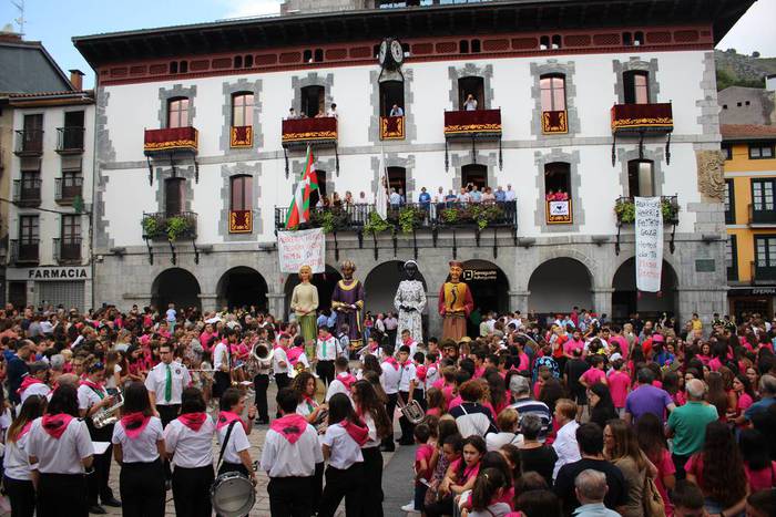 Festa kolorez jantzi da Azpeitia txupinazoarekin