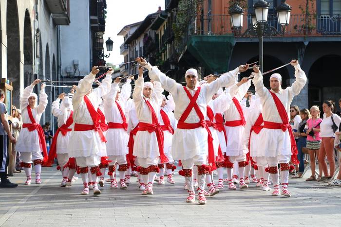 Sahatsaren ezpata dantza bereziak irekiko du San Joan bezperako festa