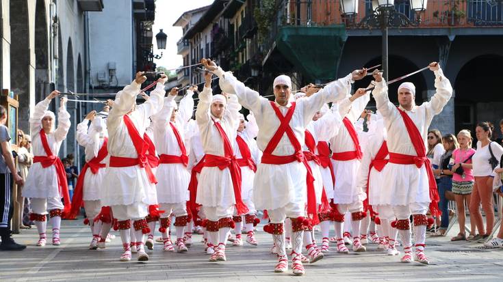 Sahatsaren ezpata dantza bereziak irekiko du San Joan bezperako festa