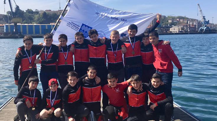 Infantil gizonezkoek jaso dute Gipuzkoako batel ligako irabazlearen bandera