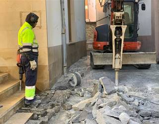 Udaletxearen ondoko oinezkoen bidea egokitzeko lanak hasi dituzte