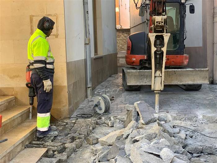 Udaletxearen ondoko oinezkoen bidea egokitzeko lanak hasi dituzte